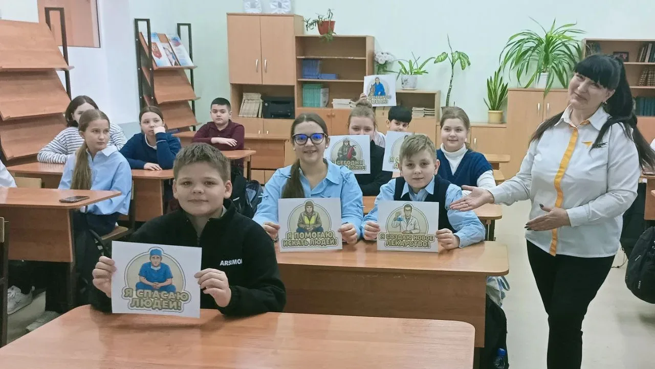 🇷🇺 Утро понедельника, 16 февраля, в нашем лицее началось с традиции: торжественная линейка, вынос фл