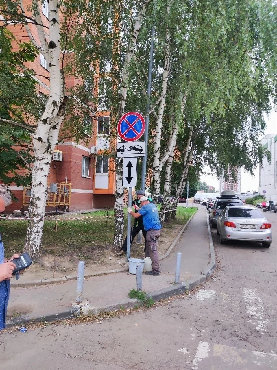Жителям трёх многоквартирных домов перекрыли доступ к парковке во дворе