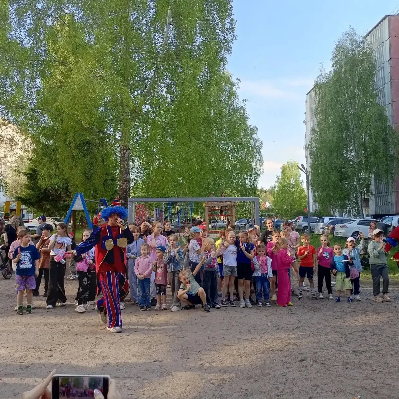 МЕЖДУНАРОДНЫЙ ДЕНЬ ЗАЩИТЫ ДЕТЕЙ УВЕРЕННО ШАГАЕТ ПО ДВОРАМ ЛЕНИНСКОГО РАЙОНА!

🎊Праздничную эстафету