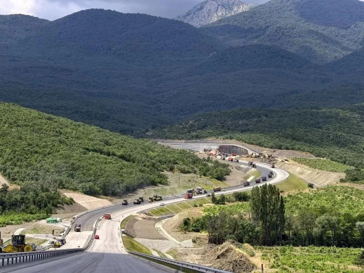 🛣 Движение по участку новой трассы в обход Алушты планируют запустить уже этой осенью.