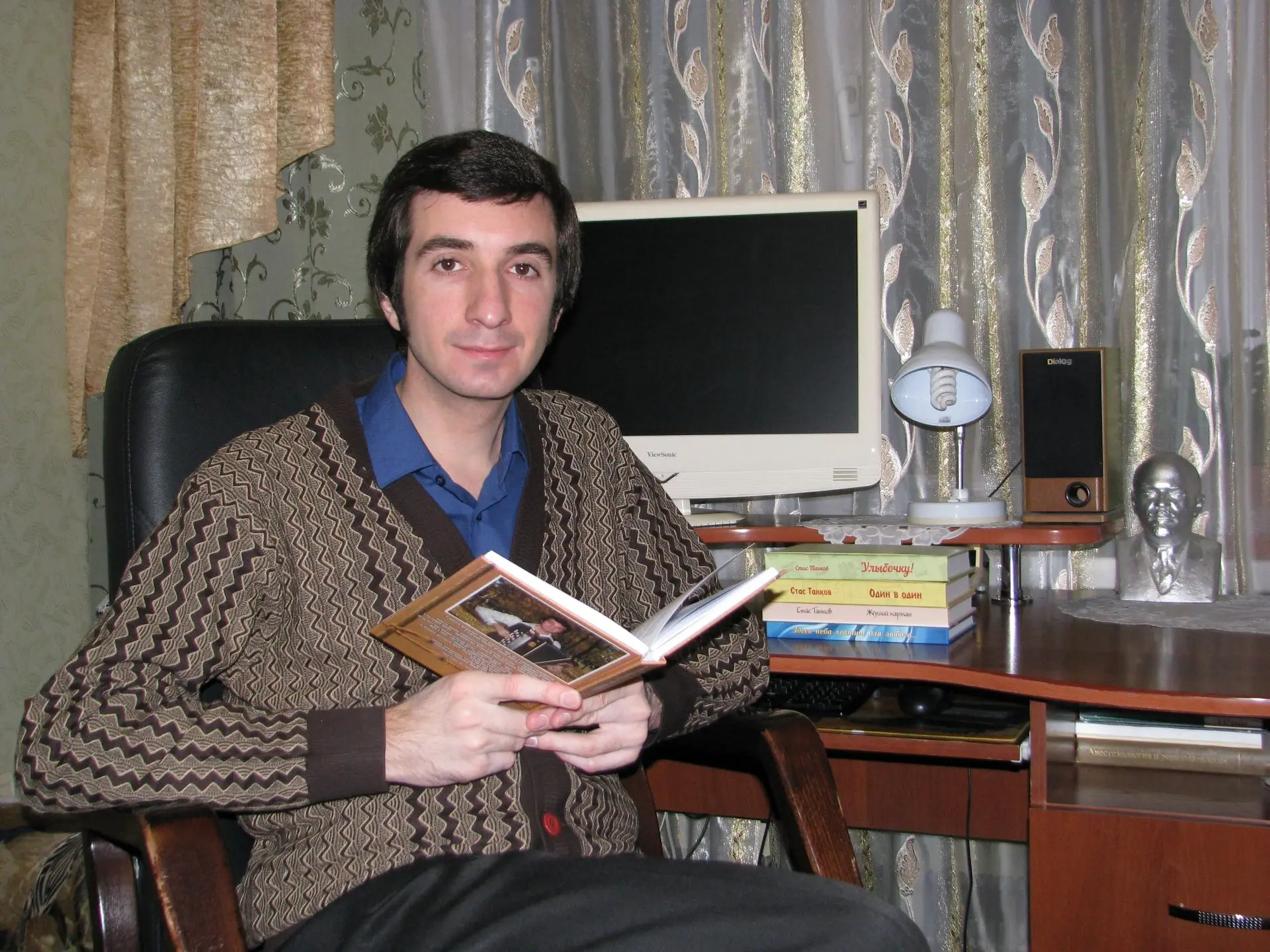 Лечат не только лекарства: Преподаватель АГМУ издал книгу о целебной силе улыбки ✨🌝