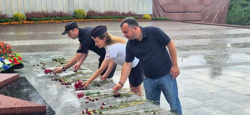 Сотрудники транспортной полиции Сочи и Общественный совет почтили память павших воинов
 
👮‍♀️В пред