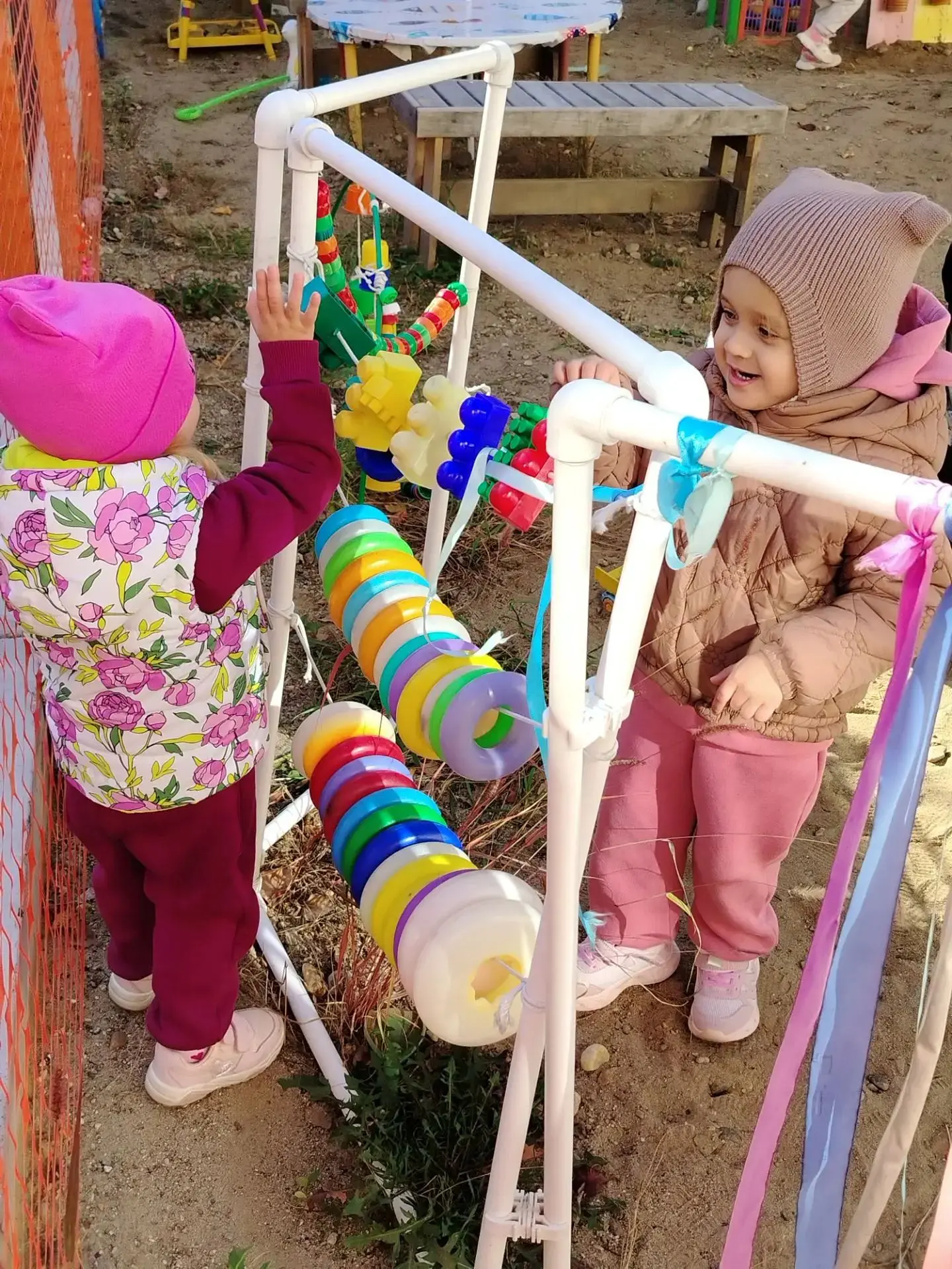 👶👶👶 Малыши из группы №3 на прогулке не скучают в игры весело играют! 🎪🚶‍♂️