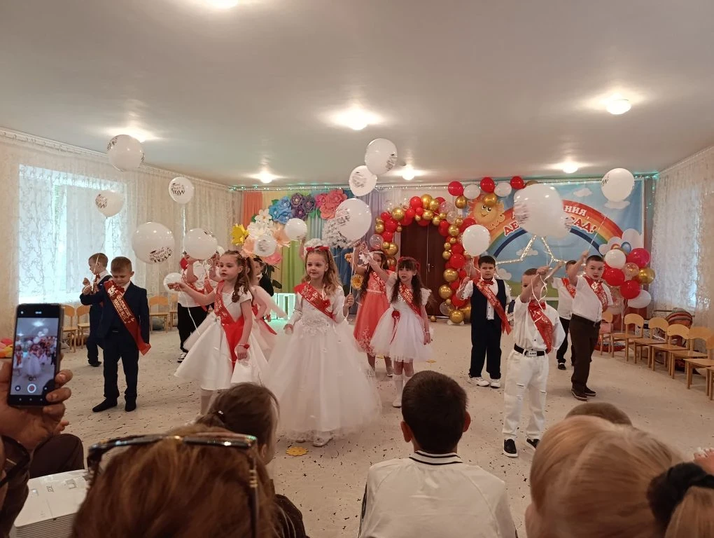 Первая ступенька во взрослую жизнь: Выпускной в нашем детском саду!» 🎓✨ Это особенный ...
