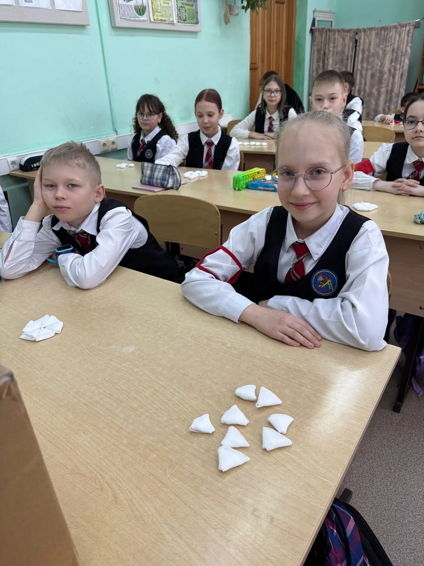 10 февраля ученики 5в класса помогали фонду «нужна помощь.Работа в тылу».   Ученикам показали орден 