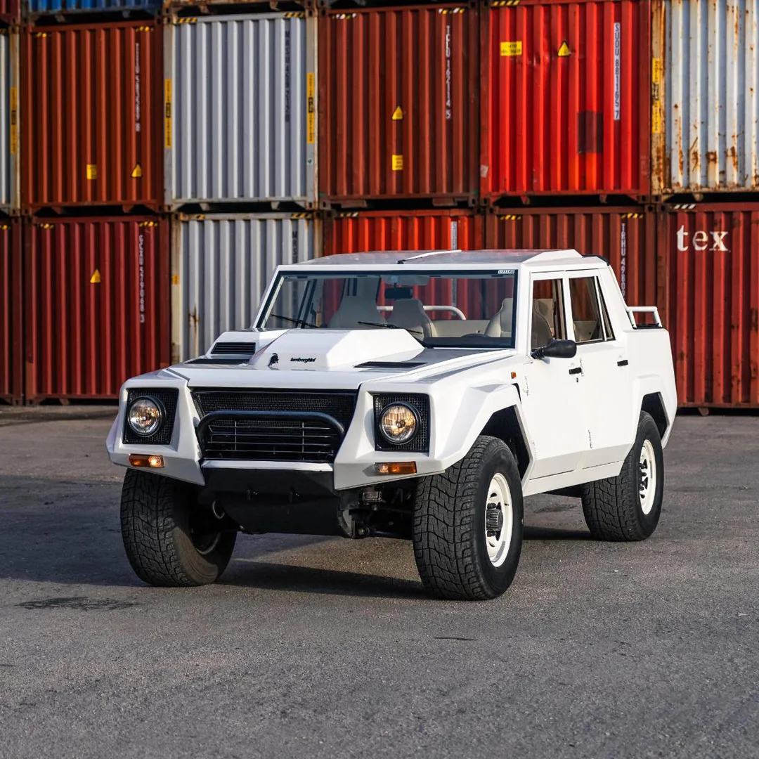 Редкий "Lamborghini LM002" в ещё более редком исполнении "Triple Bianco".