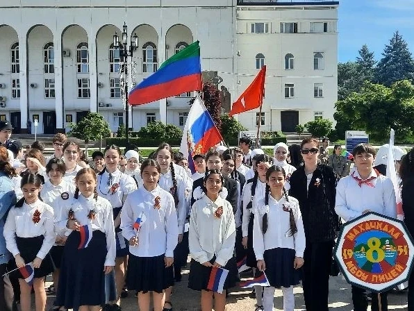 21 мая  активисты 5/1 и 7 х/б классов МБОУ «Лицей 8» во главе с зам.директора по ВР Акаевой З.М. и с