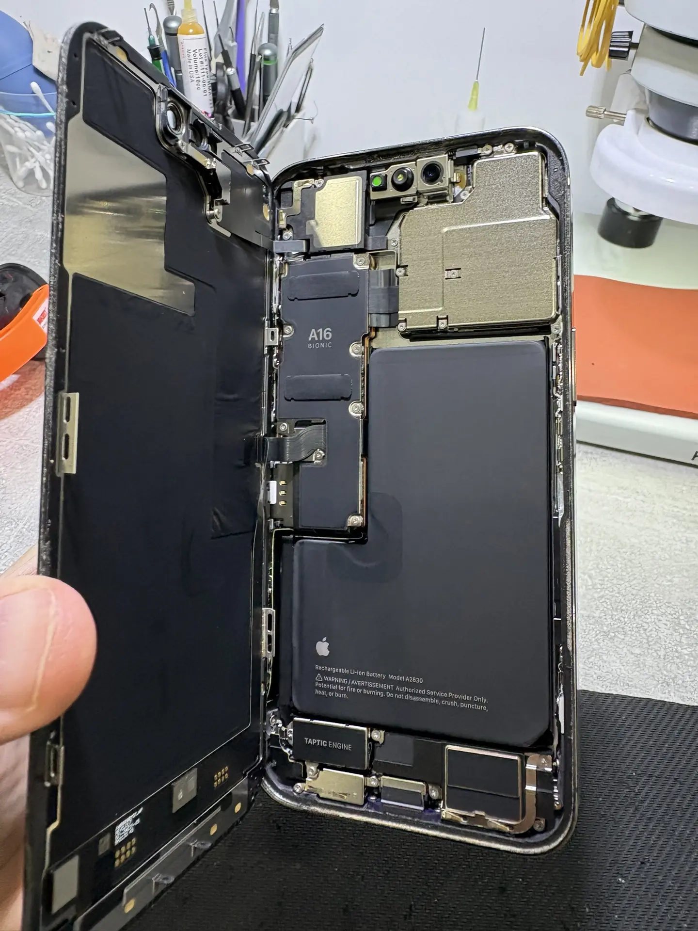 Замена аккумулятора и задней крышки корпуса на iPhone 14 Pro Max