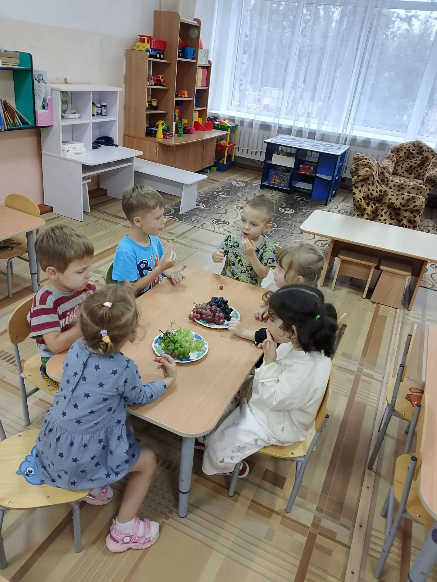 Он на солнце согревает