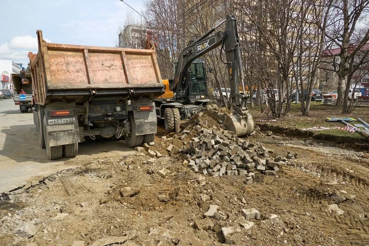 На улице Карла Маркса вместе с дорожным покрытием полностью обновят тротуары    Работы уже ведутся н