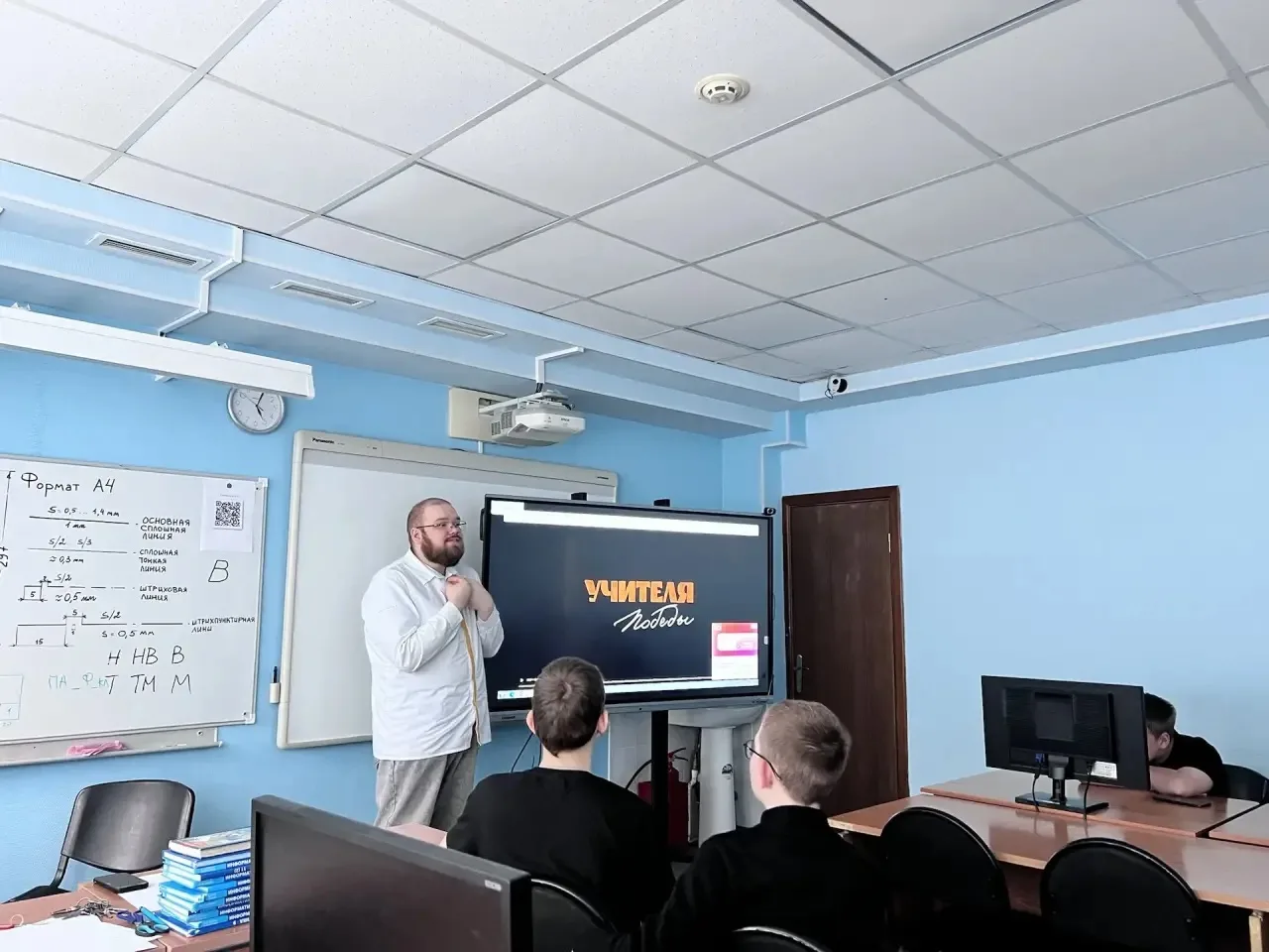 🇷🇺 Неделя празднования Дня Победы в лицее по традиции началась с торжественной церемонии поднятия фл