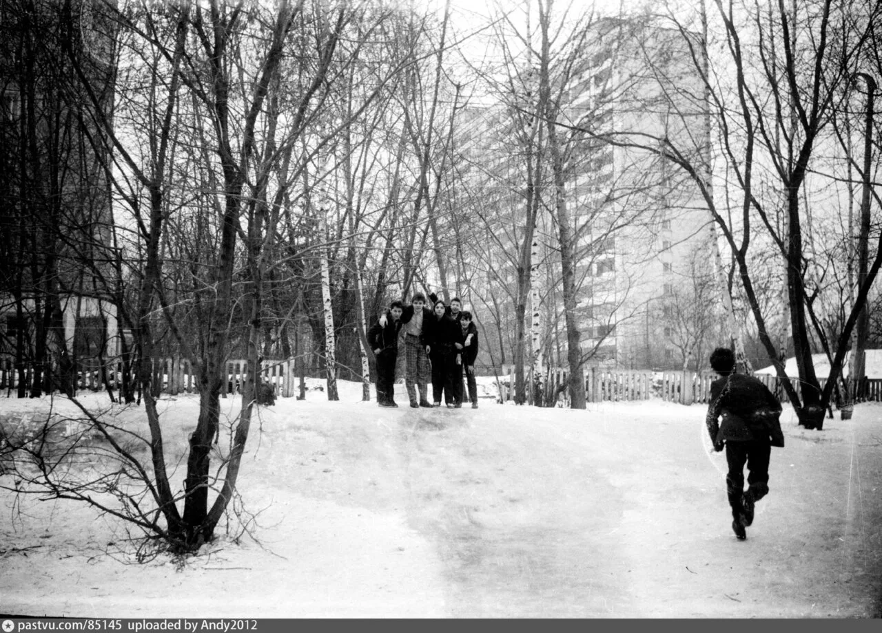 1987-01 42 школа - на горке (справа немного не влез д. 18 к2, школа сзади слева)