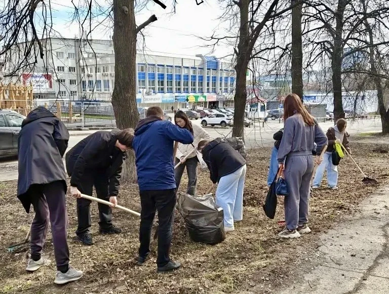 🍂 Марафон чистоты! 🧹 Сегодня мы провели по-настоящему массовый субботник. Ученики и учителя объедини