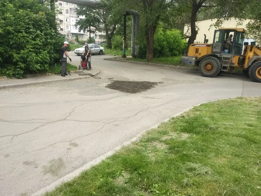 Ямочный ремонт территории пр.Химиков,17.