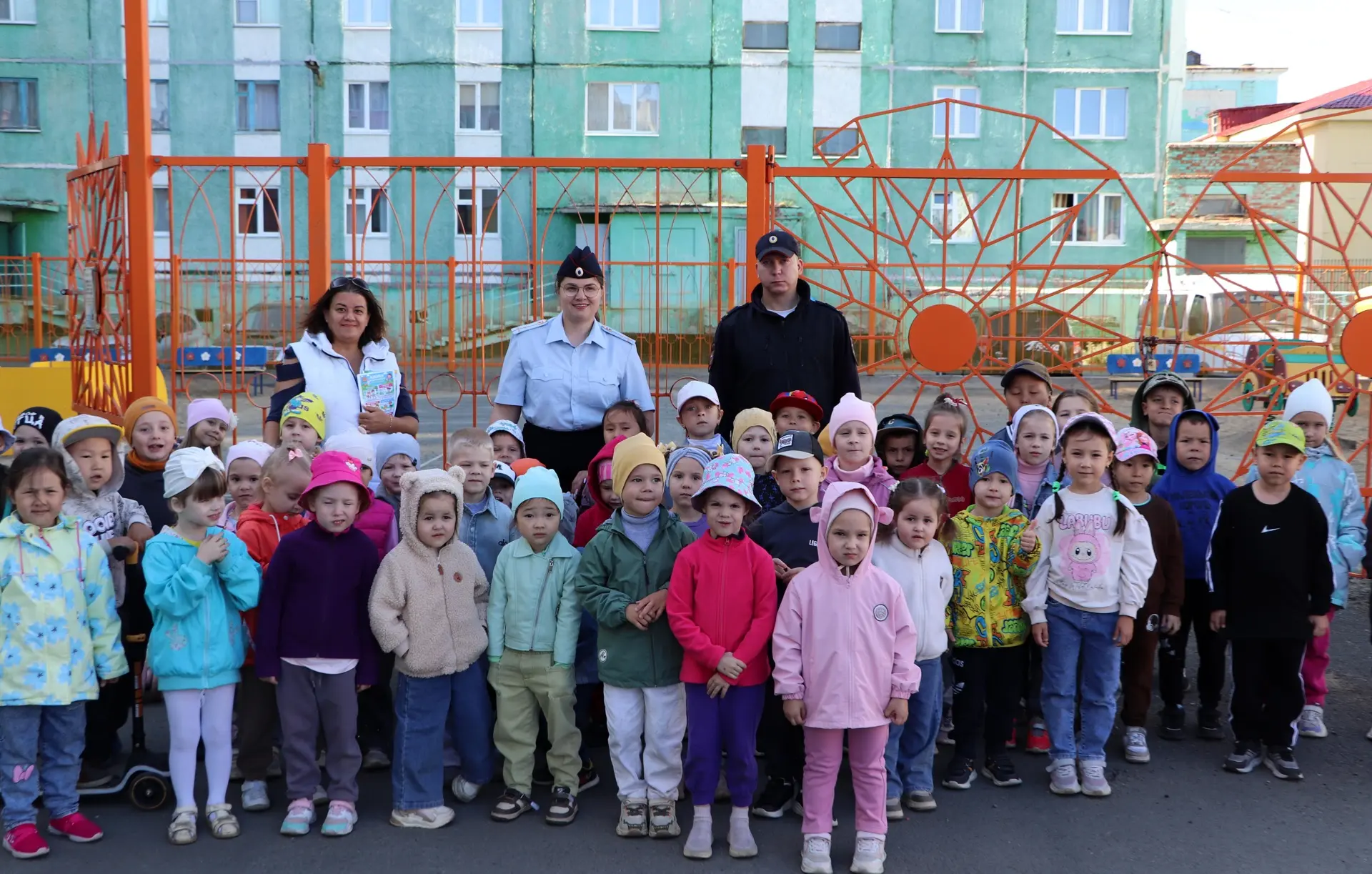 🚔🙇🏻‍♀️ Зарядка со стражем порядка – детям Таймыра и Шушенского!

В рамках всероссийской акции пол