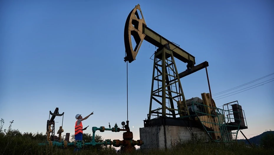 На мировых рынках нефти сохраняется дефицит предложения, заявил вице-премьер РФ Алексан...