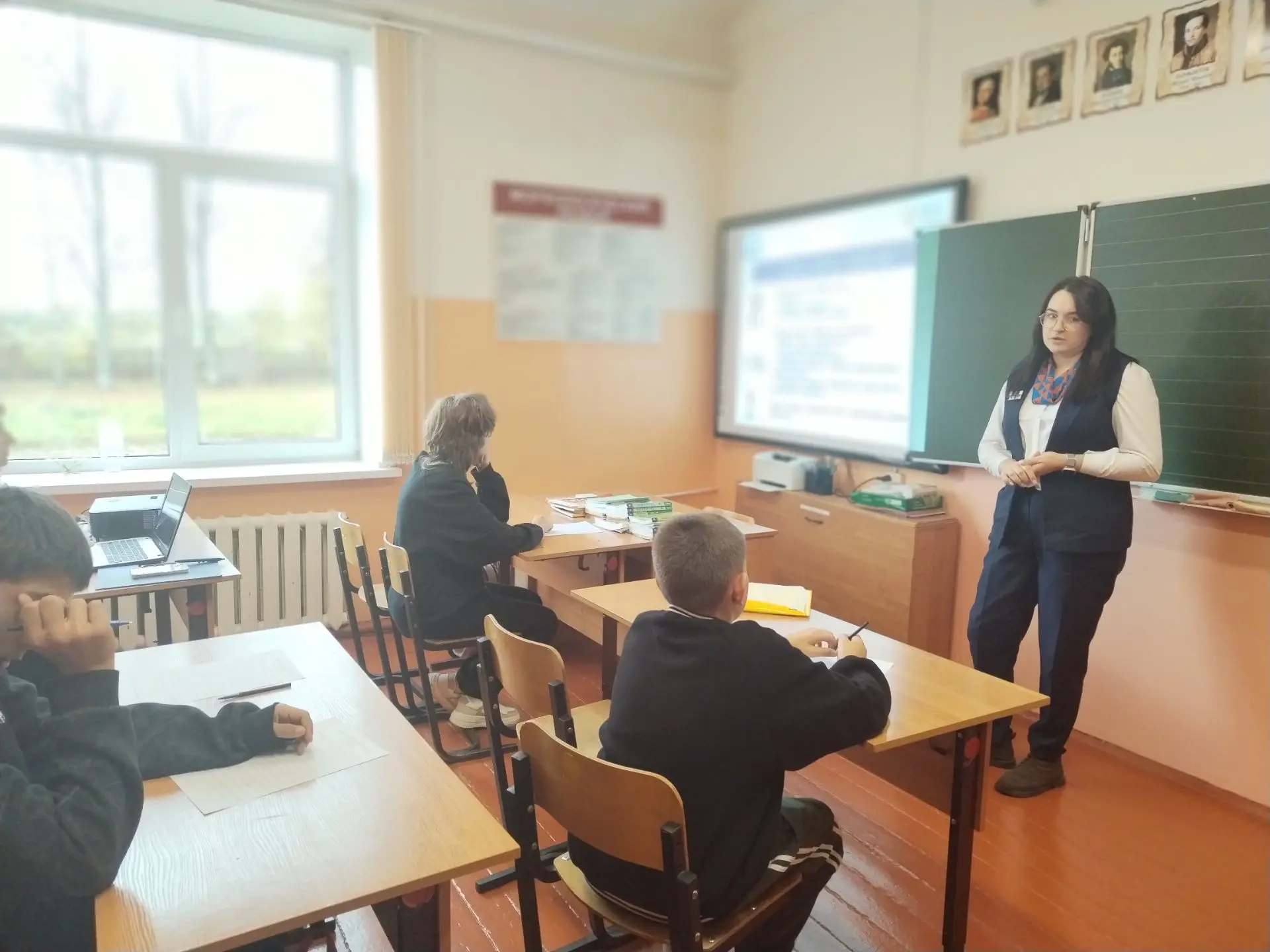 Профориентационный урок "Моя будущая профессия" для учащихся 8 и 9 класса провели предс...