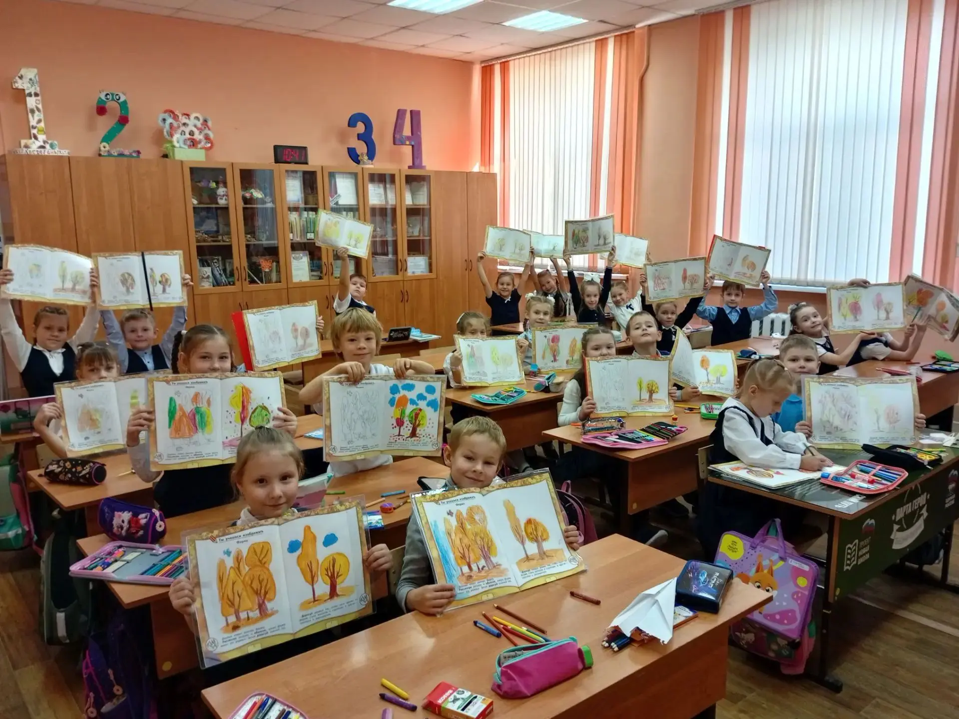 🎨 Урок ИЗО в 1 "А" классе: рисуем осенний лес! 🍁