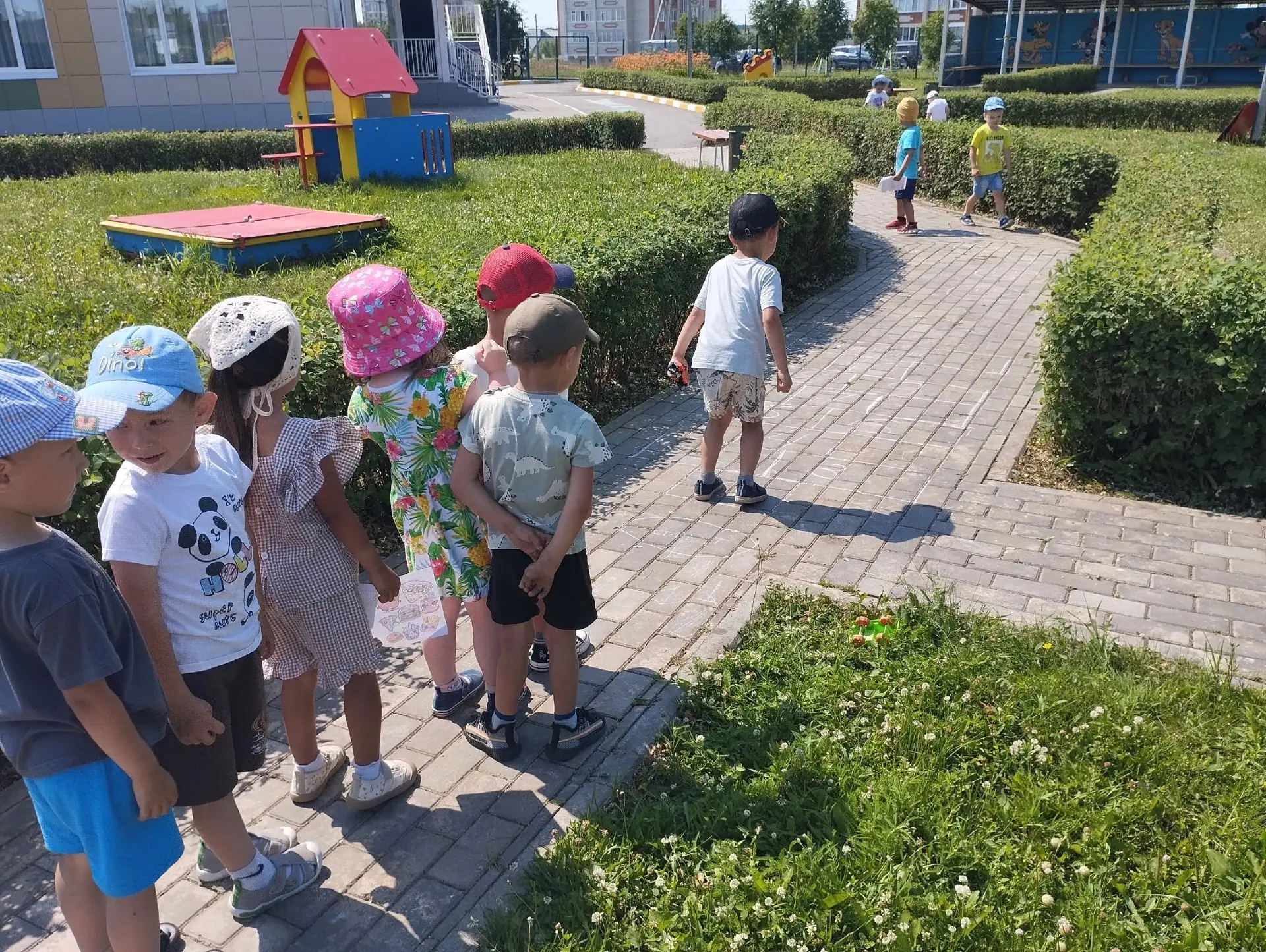 🎨 Фиксики и мел: как обычная прогулка превратилась в праздник!

Сегодня наши ребята из группы "Фикс