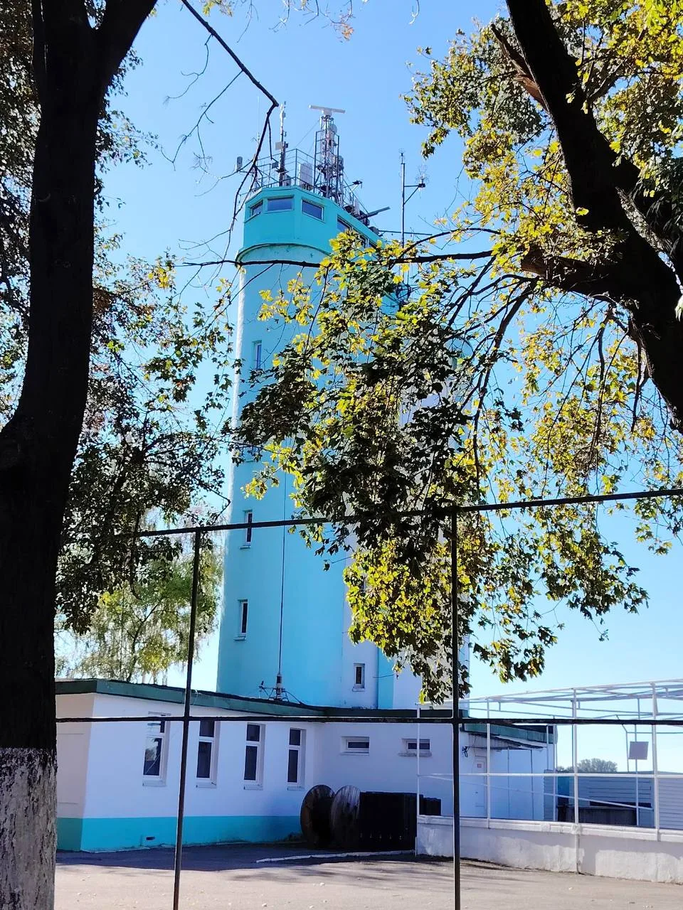Позади — лето, впереди — зима, а посередине — мы в свитерах и с чашкой кофе!