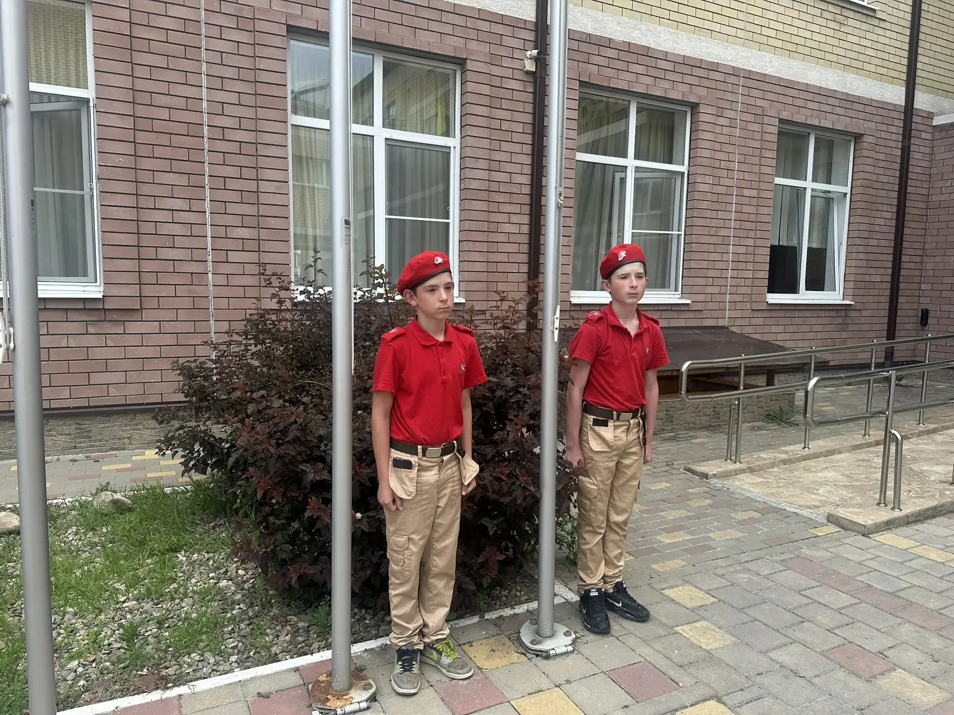 Сегодня прошло торжественное открытие летних школьных лагерей в нашей школе! 🌞🌺🍭

Лето — это мале