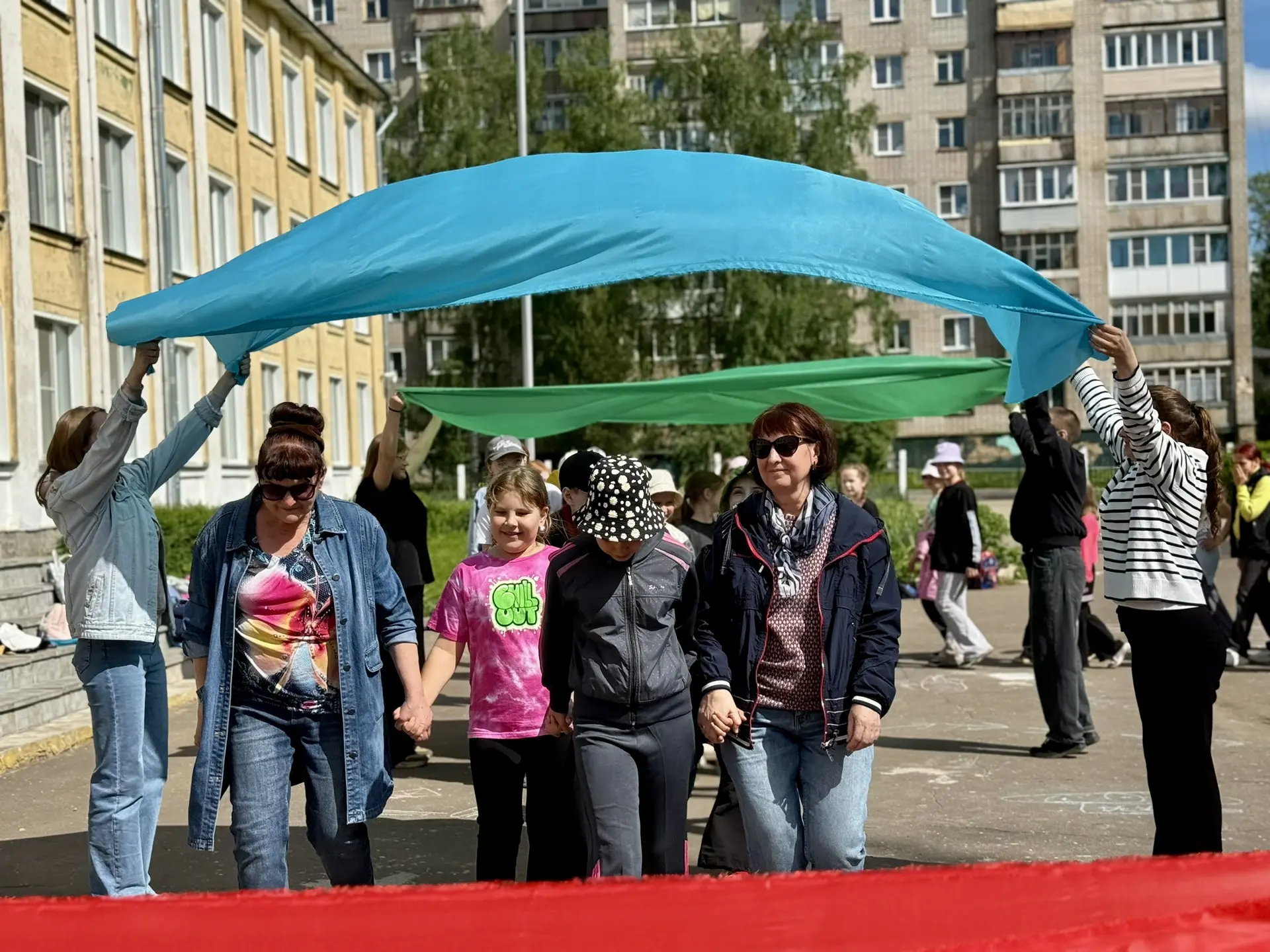 🌞Делимся впечатлениями от супернасыщенного дня в лагере!🌈

🪩🔥Наше приключение началось с похода 