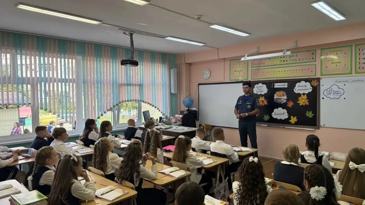 ☎️ Сегодня в нашей школе  состоялась встреча обучающихся с сотрудником МЧС России Козло...
