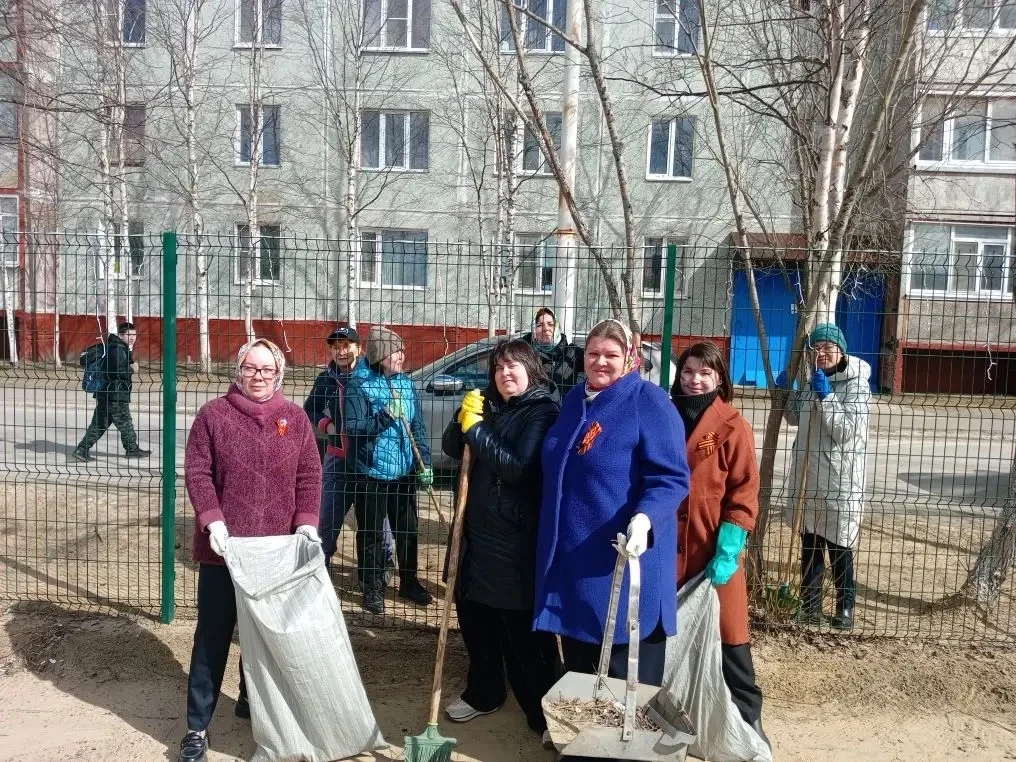 Сегодня, 8 мая 2026 года, в школе прошёл майский субботник по уборке пришкольной территории, в котор