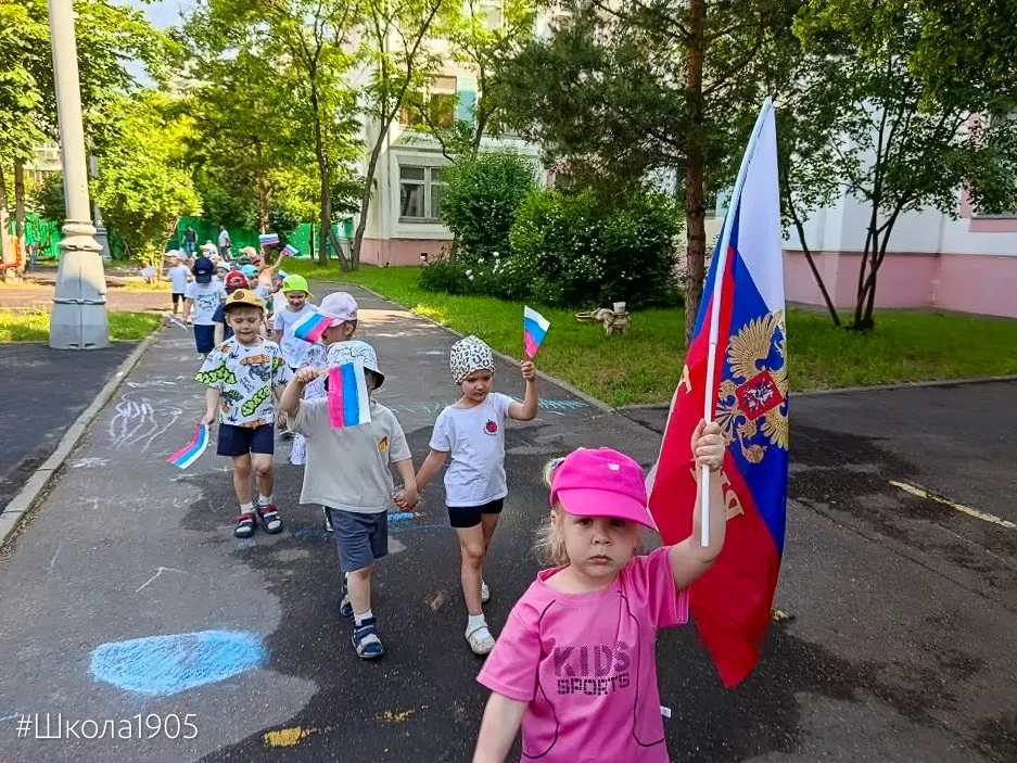 🇷🇺 С любовью к России

Наши дошколята тоже отметили День России.

Ребята говорили о нашей стране, 