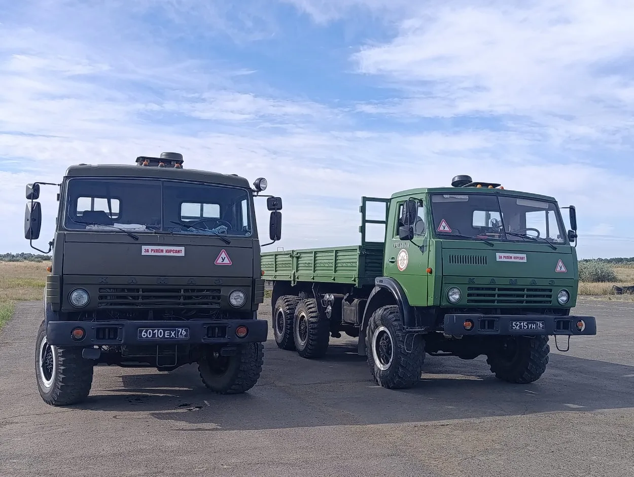В ДОСААФ Орска призывники получают военную специальность — водитель грузовика.