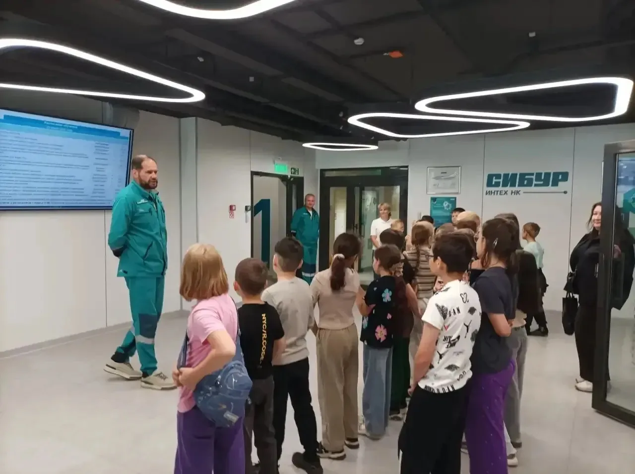 Сегодня для двух отрядов пришкольного лагеря состоялось увлекательное знакомство с миром современных