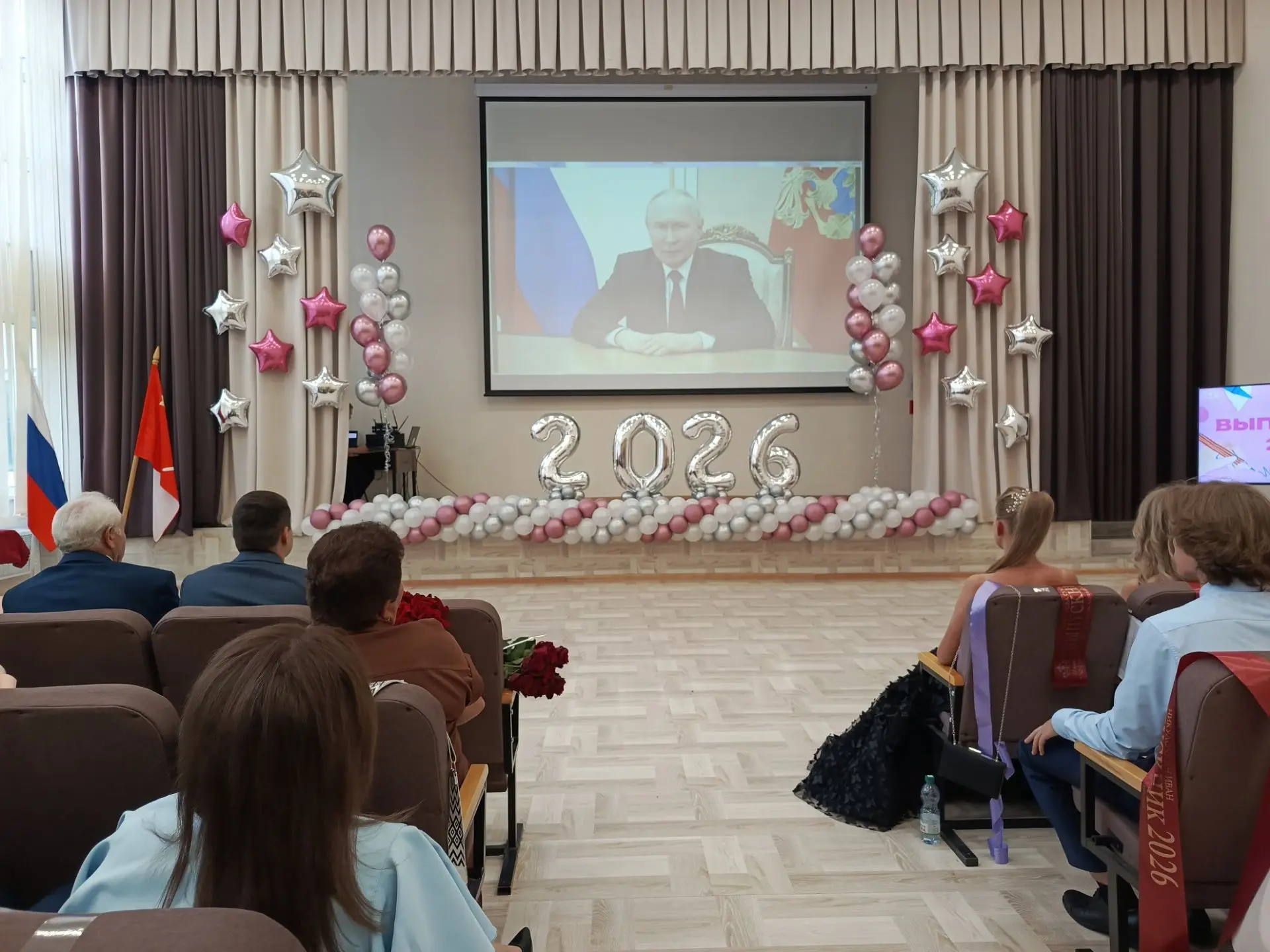 В школе прошел выпускной бал! По традиции, выпускники танцевали вальс, пели, слушали тр...