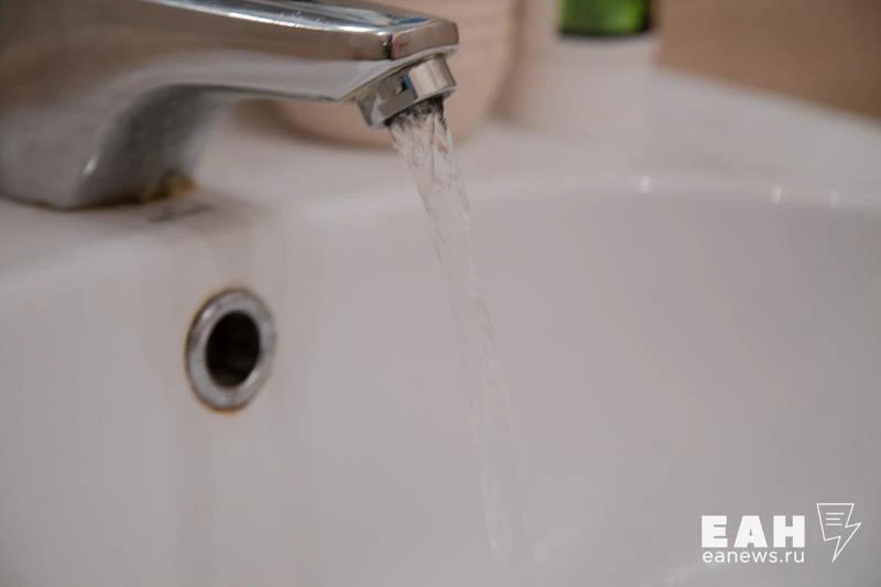 Качество воды продолжает сильно беспокоить жителей Екатеринбурга – горожане массово зак...