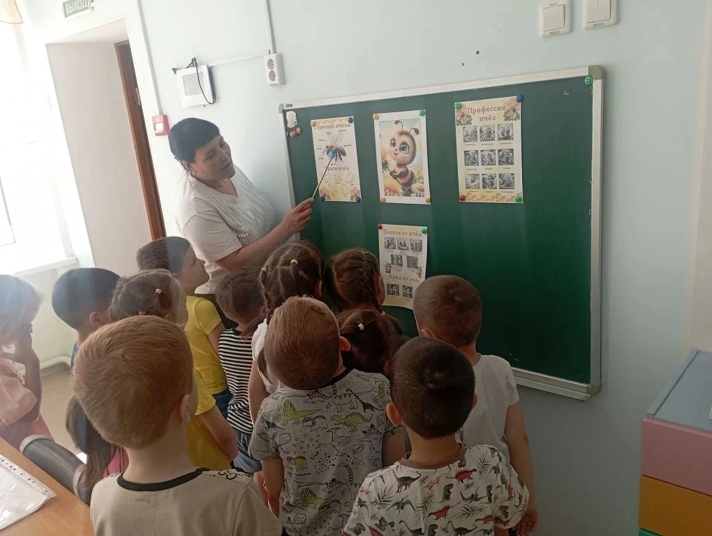 Сегодня в детском саду прошел тематический день «Всемирный день пчёл», который был учре...