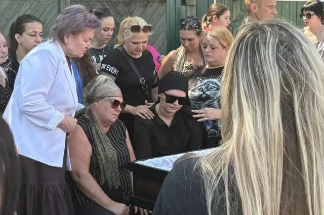 В Шахтах простились с пятилетней девочкой, погибшей при атаке БПЛА ВСУ 3 августа. 

Малышку похорони
