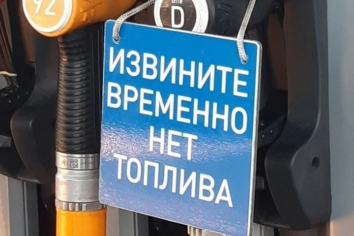 На заправке «Лукойл» на Приморском шоссе ввели ограничения на отпуск топлива: бензин теперь отпускаю