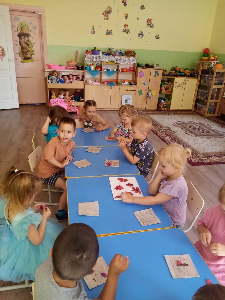На тематической недели, посвящённой Красноярском краю, дети в группе "Зайчата" знакомил...