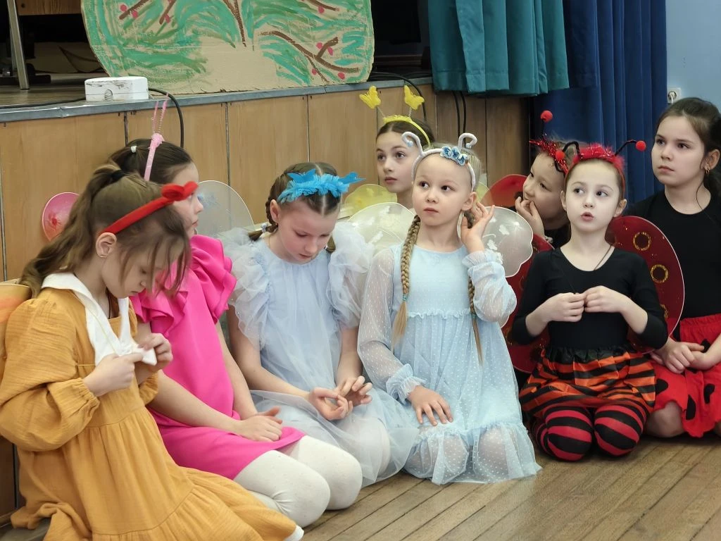 Сегодня ученики 2 «А» класса представили первоклассникам музыкальную постановку по мотивам знаменито