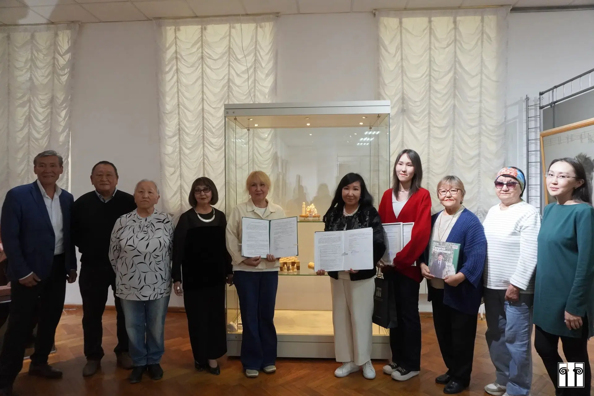В Национальный художественный музей Якутии передана в дар косторезная коллекция Георгия...