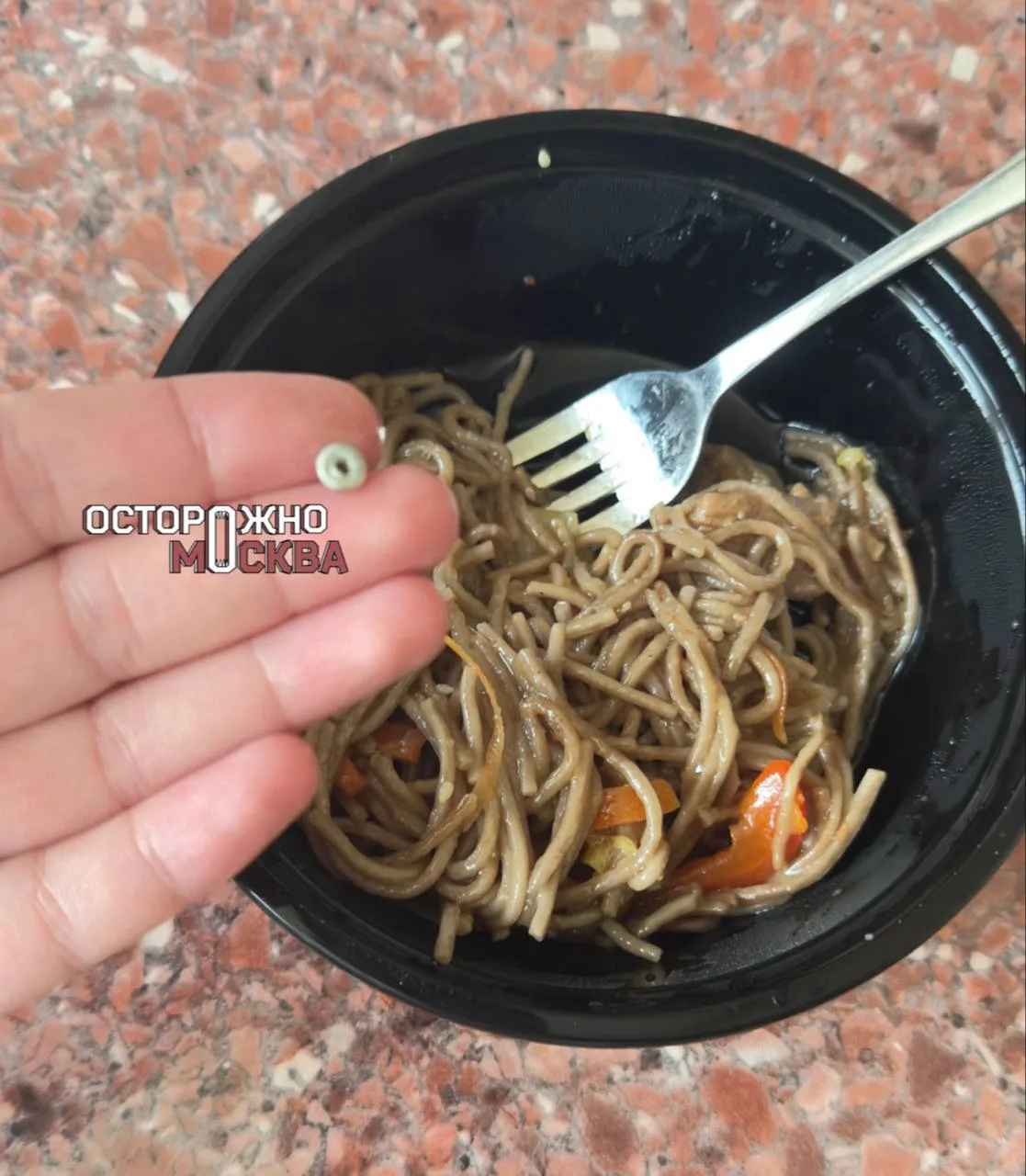 В готовой еде из столичного супермаркета нашли сырое мясо и гвоздь