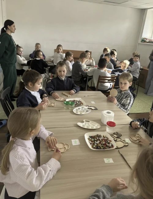 ✨ Магия цвета: как первоклассники создавали витражную мозаику  27 февраля ученики 1 А класса побывал