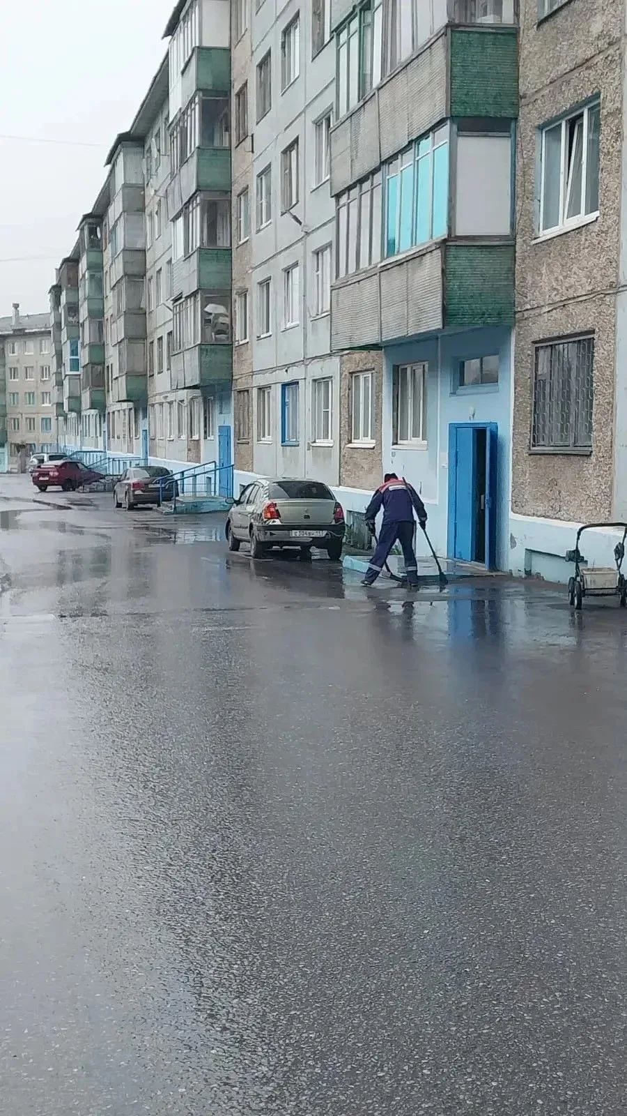 👷‍Сотрудниками ООО "ЖЭУ Горняцкое" на 12.06.2026 года выполнялись следующие виды работ:
- уборка пр