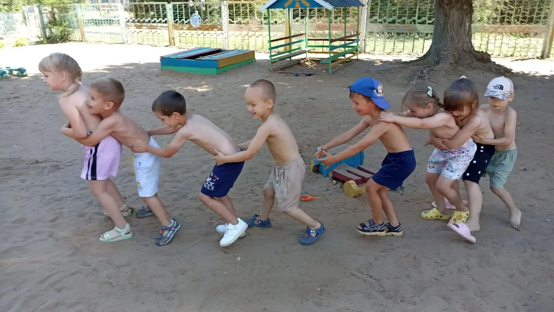 В жаркий летний день очень весело играть на площадке в подвижные игры