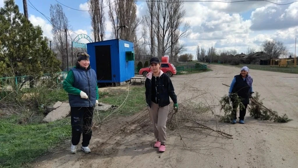 В Коммунаровском сельском поселении прошел субботник , вышли все работники Администраци...