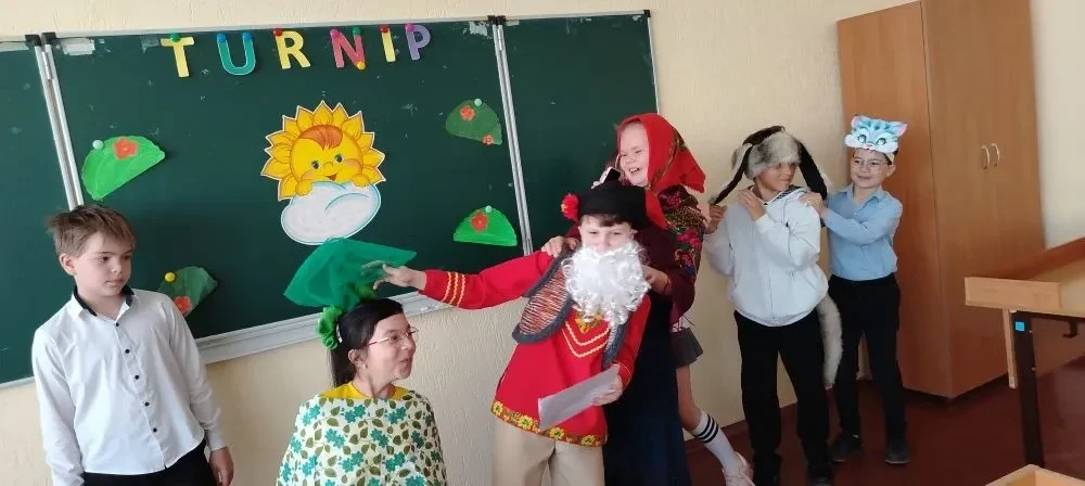 ✨ В 4-Б классе прошёл настоящий праздник английского языка — открытый урок по сказке «Turnip» («Репк