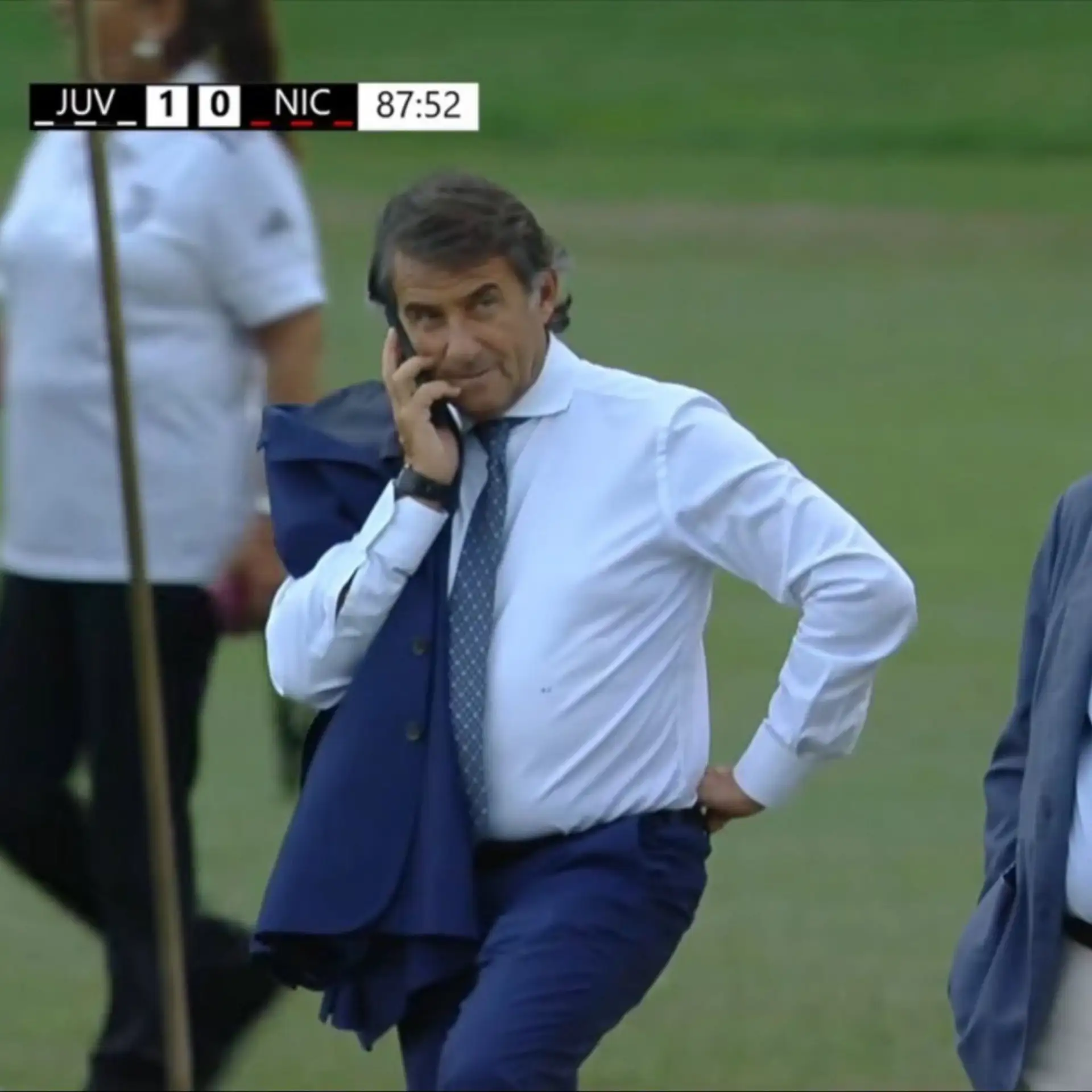 Джованни Карневали во время товарищеского матча против «Ниццы» 👀📞

@juve_club