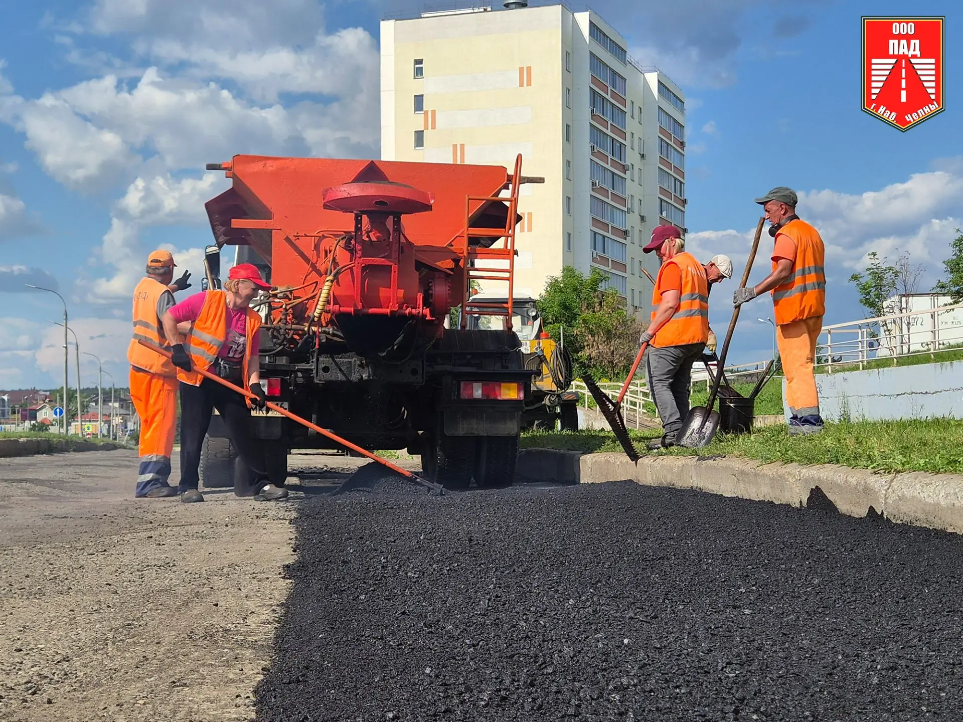 🚜Бригады Предприятия автомобильных дорог начали работы по поднятию уровня дорожного по...