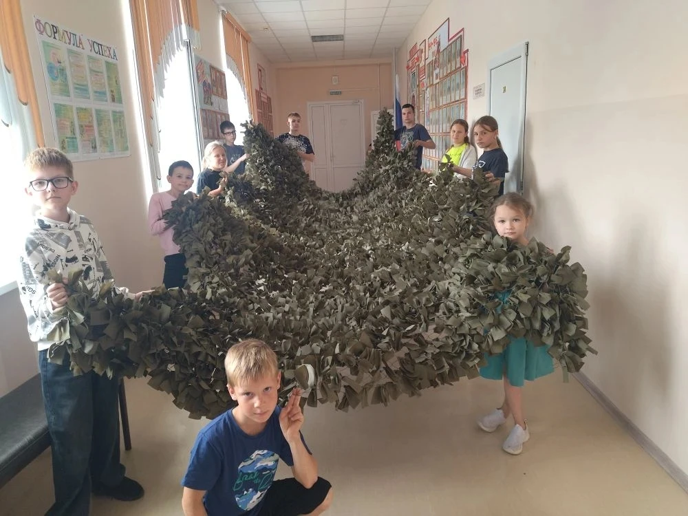 Седьмая маскировочная сеть завершена! Мы вручаем её нашему соотечественнику из Верхнеоз...