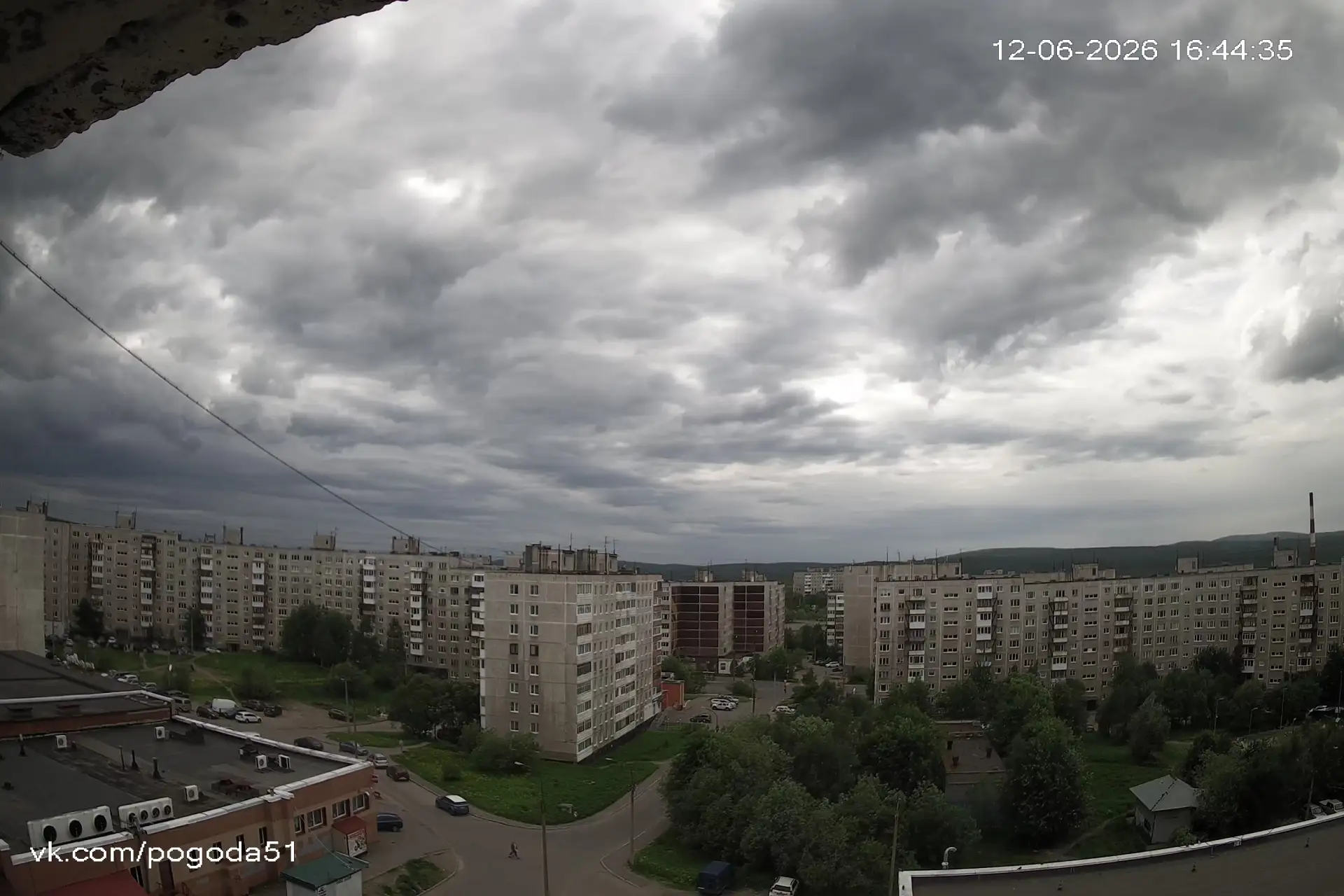 Небольшие предварительные осадки отмечаются на юге города. Асфальт пока не намочили, но намекают, чт