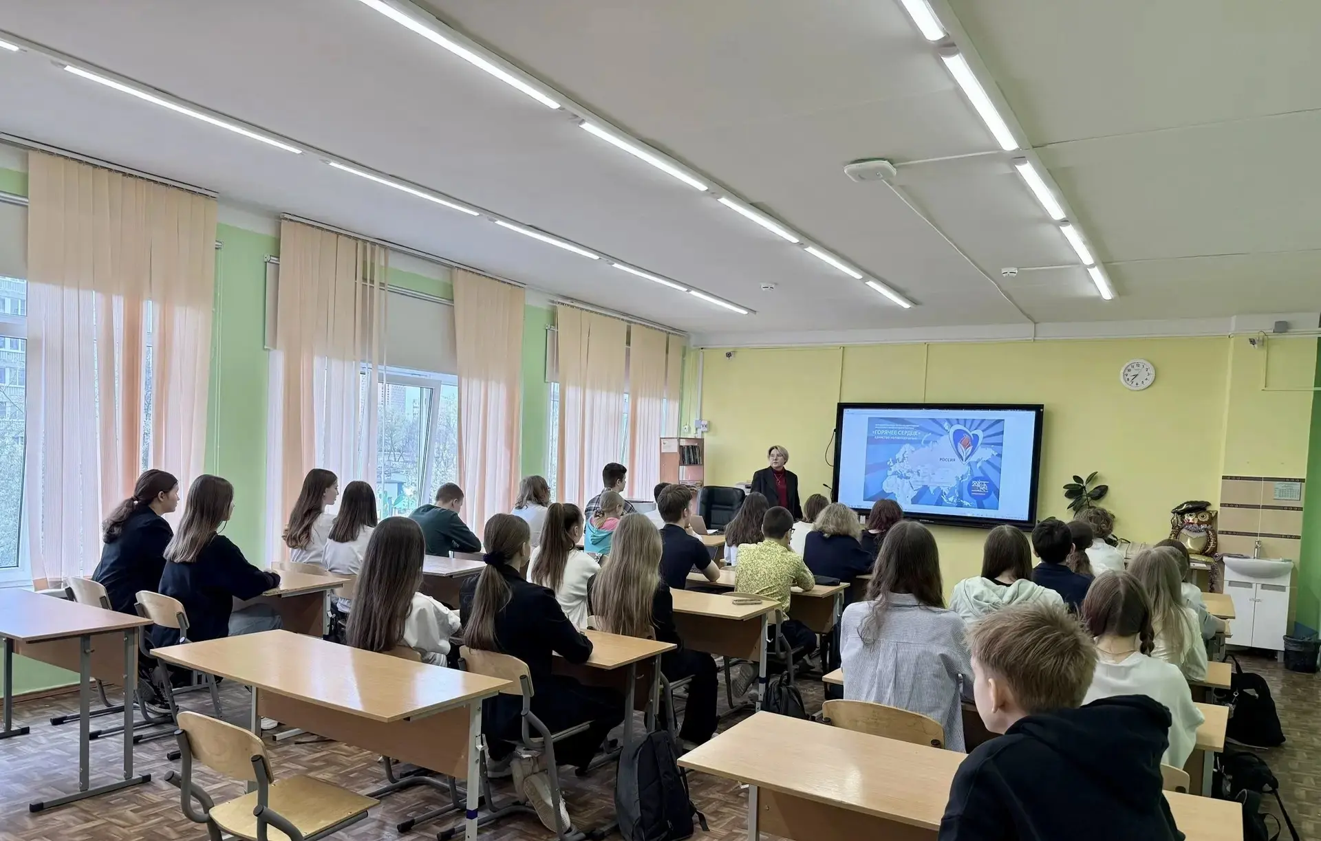 🇷🇺 Сегодня в наших 5-8 классах состоялись Уроки мужества, посвященные лауреатам Всероссийской общест